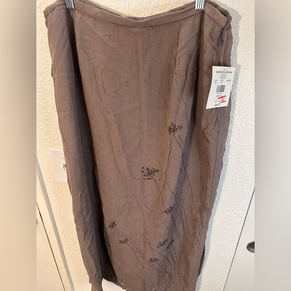 Women's Silk Taupe Floral-Print Skirt. Size 14P.